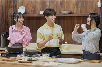 男神金在煥、iKON宋允亨來了！驚見幻藍小熊一舉動當場笑翻