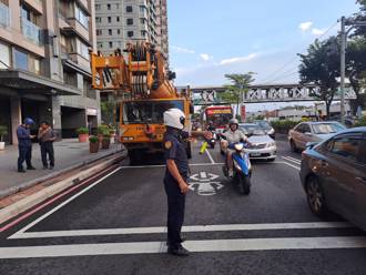 100噸大型吊車排檔故障 淡水交通險遭癱瘓！警依法開罰