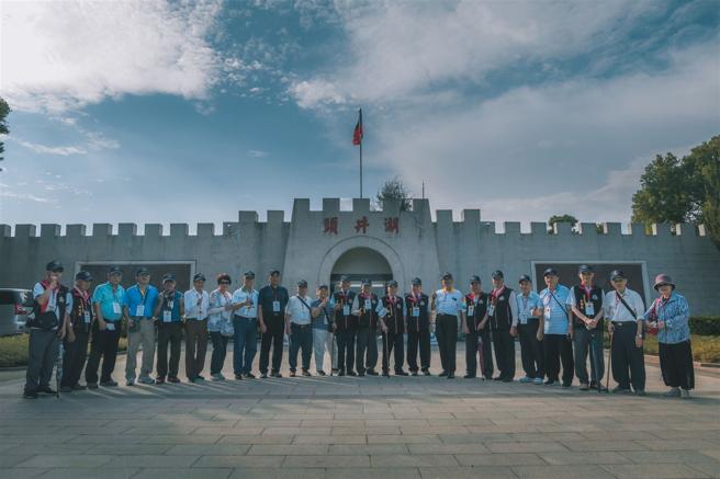  参战英雄、先烈遗族于湖井头战史馆前合影留念，更使前辈们回忆往昔军旅点滴。（记者陈怡璇摄）