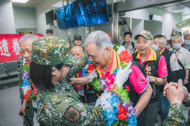  金防部官兵为老前辈们戴上花环，献上崇高敬意。（记者陈怡璇摄）