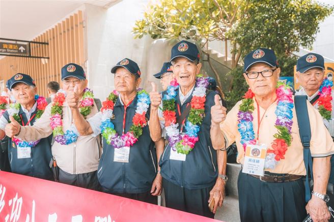  金防部官兵为老前辈们戴上花环，献上崇高敬意。（记者陈怡璇摄）