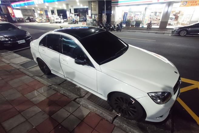 蘇姓男子駕駛的白色賓士轎車。（杜宜諳攝）