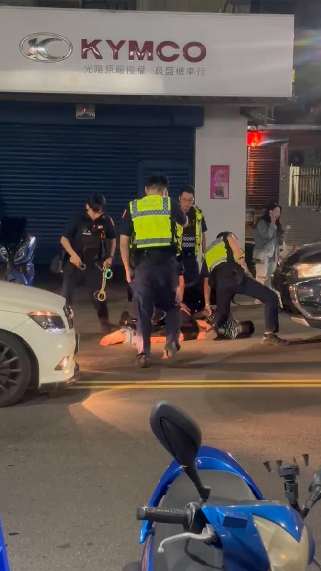 員警當街壓制蘇姓男子。（民眾提供）