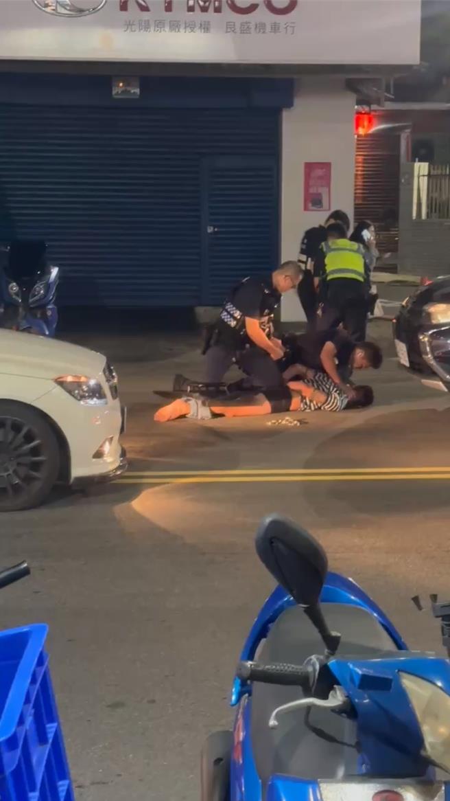 員警當街壓制蘇姓男子。（民眾提供）