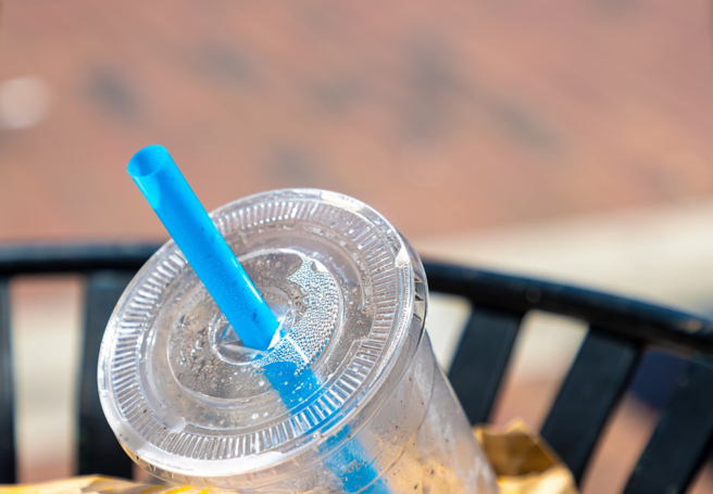 一名网友分享，他因「饮料插吸管」，被记警告1次。（示意图。图：shutterstock/达志）