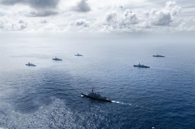 「太平洋之龙24」参演舰艇完成飞弹防御课目演训后，在夏威夷海域编队航行。（取自DVIDS网站）