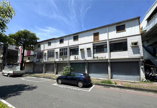 高雄市左營區民族一路上，一整排透天（如圖），已由茂德建設董事長張高祥，以總價約5.6億元，現金買下。圖/台灣房屋提供