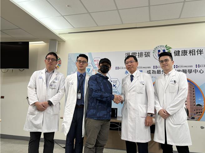 苏先生经歷多次肾结石復发，新光医院採「软式输尿管镜手术」成功清除结石。（李念庭摄）