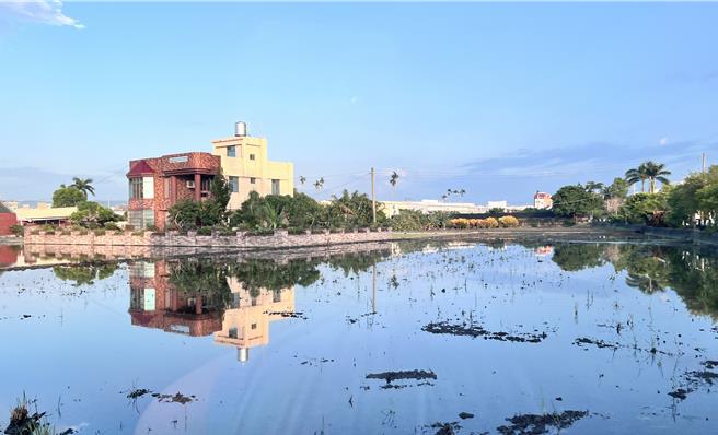 全国商总荣誉理事长、乡林集团董事长赖正镒指出，多位县市长近来接连出面反映明年即将实施的国土计画法，仍存在争议与隐忧，建议中央政府能够再延缓2至3年。（乡林提供／王莫昀台北传真）