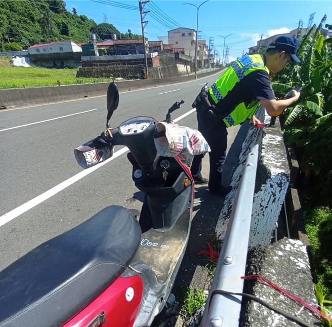 高雄市旗山區旗南一路上今天上午9時發生一起交通事故，52歲的郭姓婦人騎乘重機車行駛在旗南一路上，行經旗南一路38號時，不慎自撞橋墩而跌落10公尺高橋下，造成郭婦手腳多處擦挫傷，警消到場緊急將她送往旗山醫院救治，詳細肇因正由警方釐清中。（警方提供／林雅惠傳真）