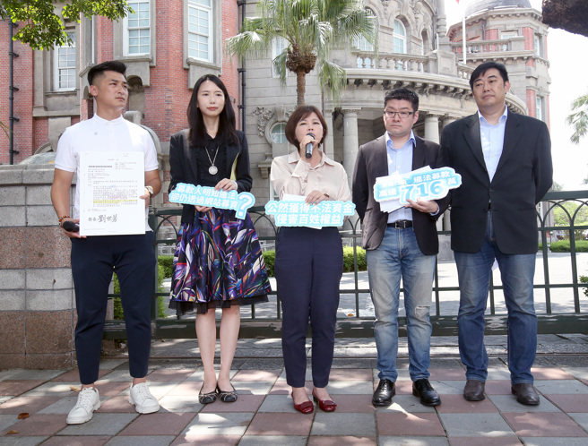 律师叶庆元（右起）、台北市议员徐弘庭、台北市议员游淑慧、律师潘艾嘉及国民党基隆市党部发言人黄申栋23日前往监察院检举拆梁团体违法募资，并呼吁监察委员公正调查。（范扬光摄）