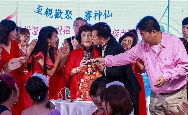 周游22日晚间举办寿宴，老公李朝永热情献吻。（罗永铭摄）