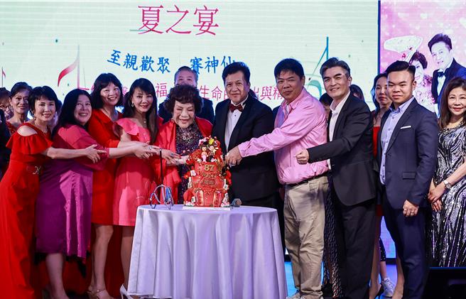 周游22日晚间举办寿宴，老公李朝永与儿媳、好友都到场。（罗永铭摄）