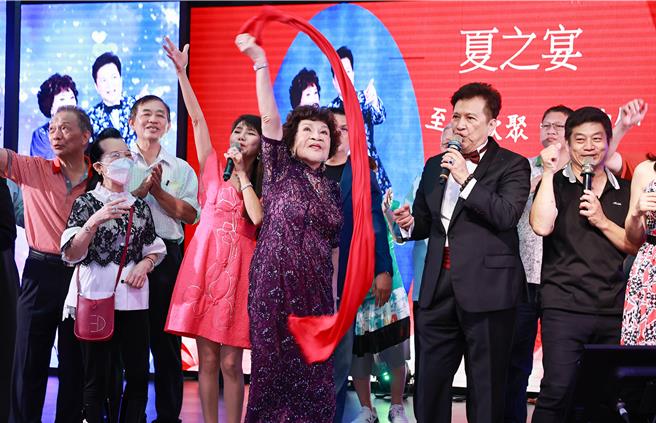 现场演唱〈飞龙在天〉时，周游开心挥舞红彩带伴舞。（罗永铭摄）