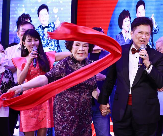 现场演唱〈飞龙在天〉时，周游开心挥舞红彩带伴舞。（罗永铭摄）