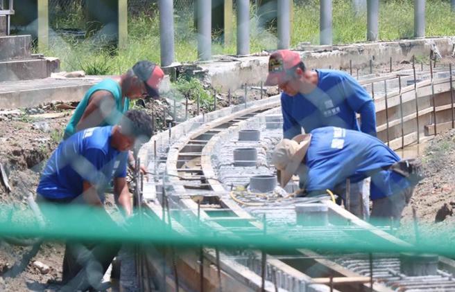 與此同時，攸關千萬勞工的職業災害保險卻未把「紫外線暴露引發之皮膚癌」表列其中。（報系資料照）