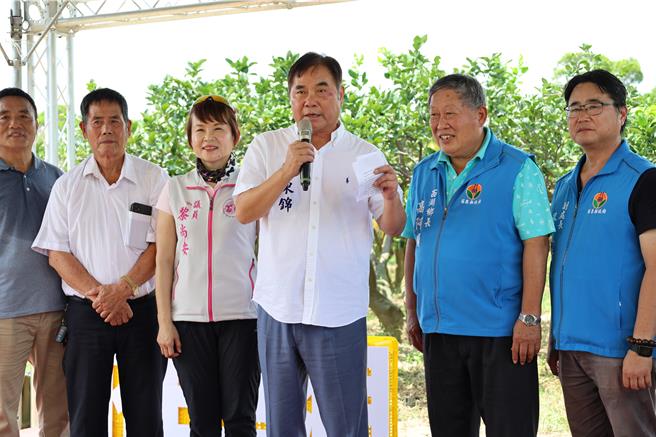 苗栗縣西湖鄉文旦柚進入產季，苗栗縣長鍾東錦23日上場推銷西湖鄉文旦柚。（謝明俊攝）。（謝明俊攝）