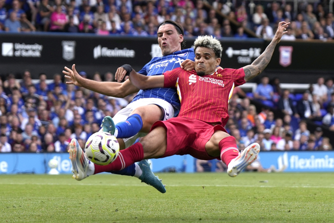 利物浦Luis Diaz(右)与对手抢球。（美联社资料照）