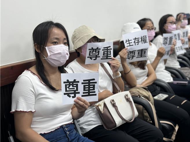 逾70名保母23日前往台南市议会陈情，争取政府重视他们的生存权。（曹婷婷摄）