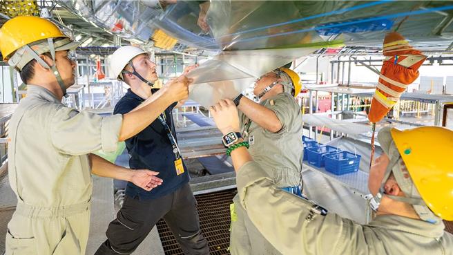 長榮航太首次執行長榮航空777貨機仿生薄膜AeroSHARK黏貼工程，漢莎技術公司特別派遣德國工程師前來台灣進行技術交流。（長榮航空提供／蔡明亘台北傳真）