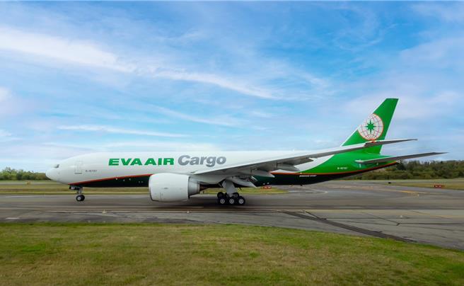 長榮航空777F貨機使用仿生薄膜AeroSHARK，未來會將此技術拓展至777F全機隊，以長榮航空9架777F貨機營運狀況計算，每年預期可節省至少2，500噸航空燃油，減少超過7