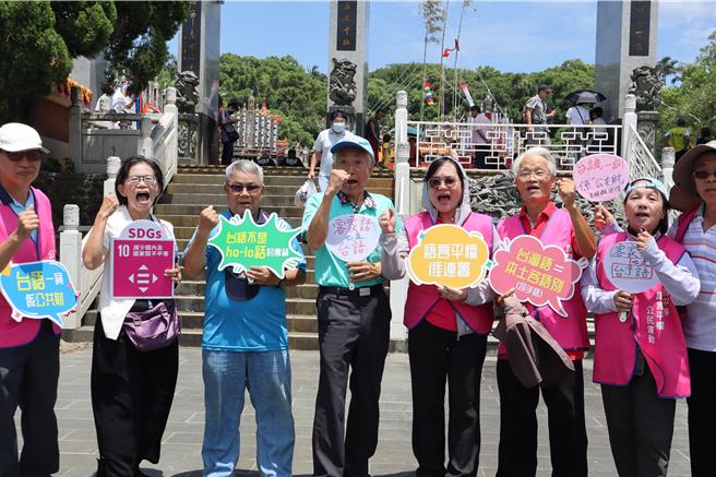 新竹县在地客语薪传师以及关心客语发展的民眾，23日到义民庙趁着义民祭祀大典宣讲，盼提升民眾的客语意识。（邱立雅摄）