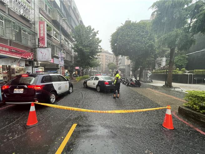 永和國光路積淹水，警方到場拉起封鎖線。（警方提供）