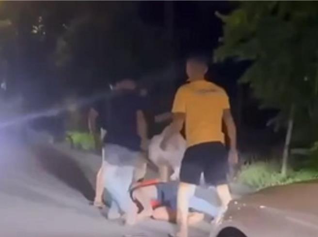 彰化县田尾公路花园1处停车场22日凌晨发生斗殴事件，一群男子以棍棒及拳脚围殴1名橘衣男子。（翻摄「黑色豪门企业」／孙英哲彰化传真）