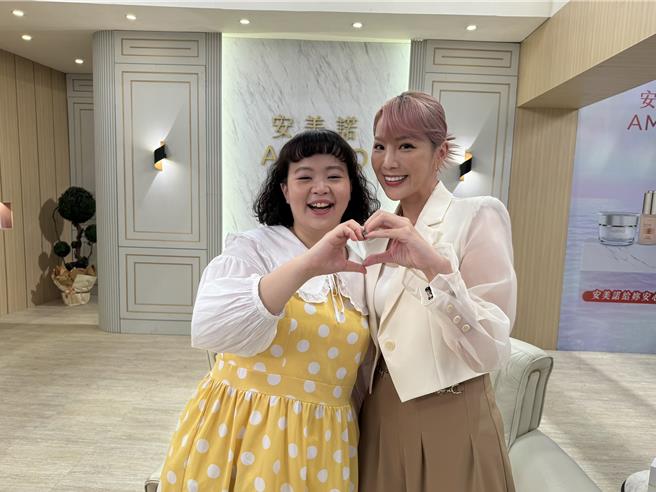 郭婷筠（右）客串8點檔，和宮美樂直播唱歌。（民視提供）