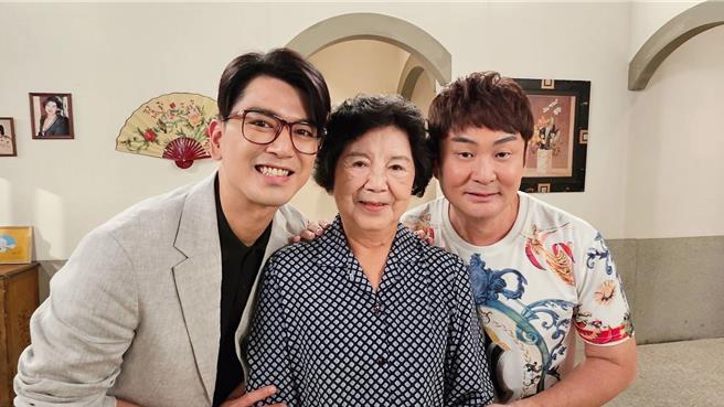 潘逸安（左起）暌違多年再和王滿嬌合作，右為紅毛。（民視提供）