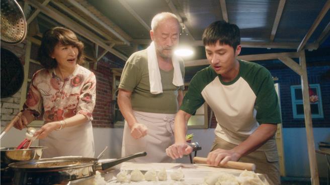 李運慶（右起）在劇中飾演「台生」，曾與爸爸班鐵翔一起包水餃。（大愛提供）