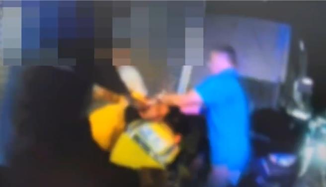 屏東縣恆春警分局48歲王姓小隊長22日晚間獲報有民眾疑似遭恐嚇擄走，不料到場了解案情時，竟被醉漢誤認包庇債務人，醉酒討債的5男不分青紅皂白，持磅秤就往王的頭上砸，導致王受有頭部撕裂傷。（警方提供／謝佳潾屏東傳真）