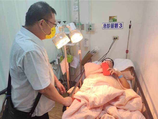 屏東縣恆春警分局48歲王姓小隊長22日晚間獲報有民眾疑似遭恐嚇擄走，不料到場了解案情時，竟被醉漢誤認包庇債務人，醉酒討債的5男不分青紅皂白，持磅秤就往王的頭上砸，導致王受有頭部撕裂傷。（警方提供／謝佳潾屏東傳真）