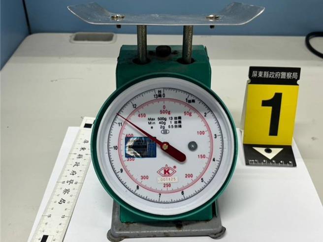 屏東縣恆春警分局48歲王姓小隊長22日晚間獲報有民眾疑似遭恐嚇擄走，不料到場了解案情時，竟被醉漢誤認包庇債務人，醉酒討債的5男不分青紅皂白，持磅秤就往王的頭上砸，導致王受有頭部撕裂傷。（警方提供／謝佳潾屏東傳真）