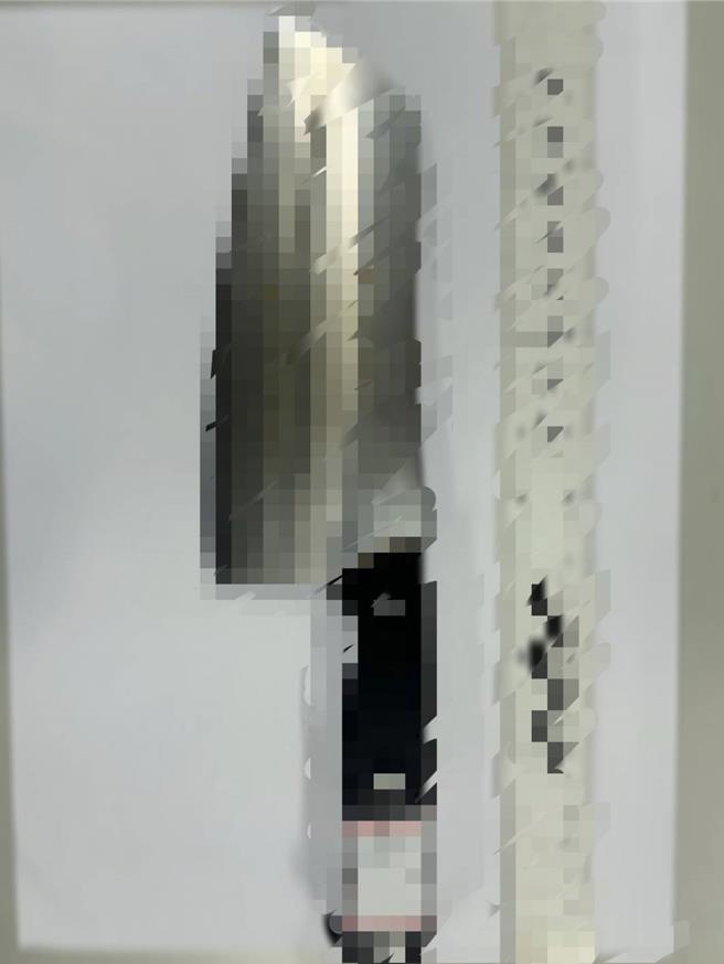 屏東縣恆春警分局48歲王姓小隊長22日晚間獲報有民眾疑似遭恐嚇擄走，不料到場了解案情時，竟被醉漢誤認包庇債務人，醉酒討債的5男不分青紅皂白，持磅秤就往王的頭上砸，導致王受有頭部撕裂傷。（警方提供／謝佳潾屏東傳真）