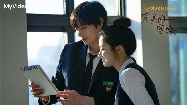 金永大（左）暗恋同班同学朴柱炫，2人为二度合作。（MyVideo提供）