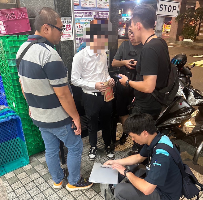 海山分局受理報案後，指導被害人與詐團周旋，並於21日傍晚在縣民大道一處超商當場查獲香港籍車手黃男。（圖 / 劉詠韻翻攝）