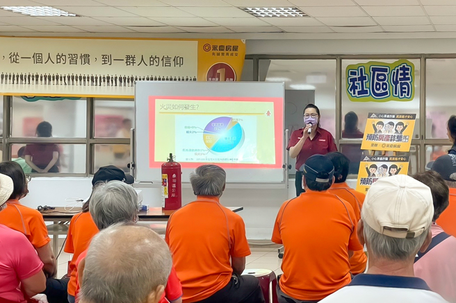 永庆公益讲座邀请消防分队宣导消防逃生知识，让讲座效益再扩大。图/永庆房屋提供
