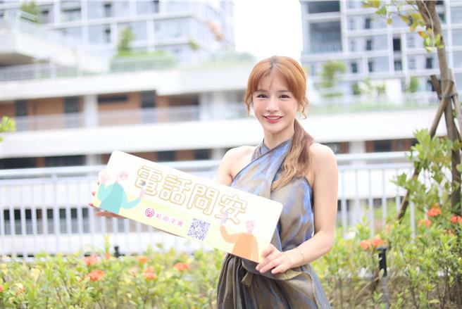 林岱萦今日担任红心字会公益大使，穿着新兴设计师胡俊丞的服装品牌。（红心字会提供）