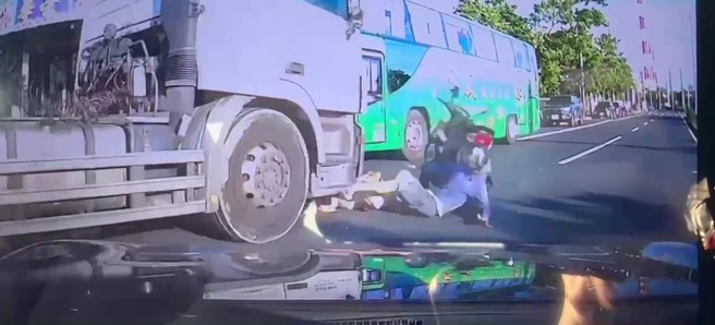 昨（22）日下午5時許，高雄市茄萣區發生一起驚悚的交通事故。（圖警方提供／簡銘柱翻攝）