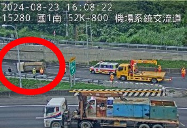 國道一號北上機場系統匝道，貨車自撞翻覆，匝道完全封閉。（翻攝國道1968監視器）