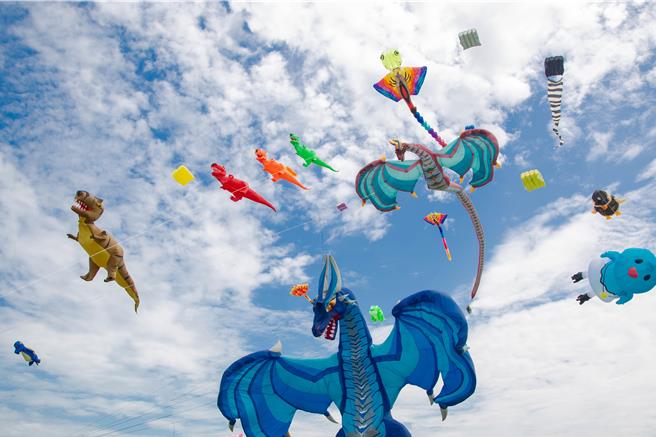 市府23日举办风筝节宣传记者会，由亚洲国际风筝联合会偕同台湾队专业风筝好手，率先施放20米飞天龙、暴龙领军的各式巨龙风筝和Q萌的三角龙风筝。（新竹市政府提供／王惠慧新竹传真）