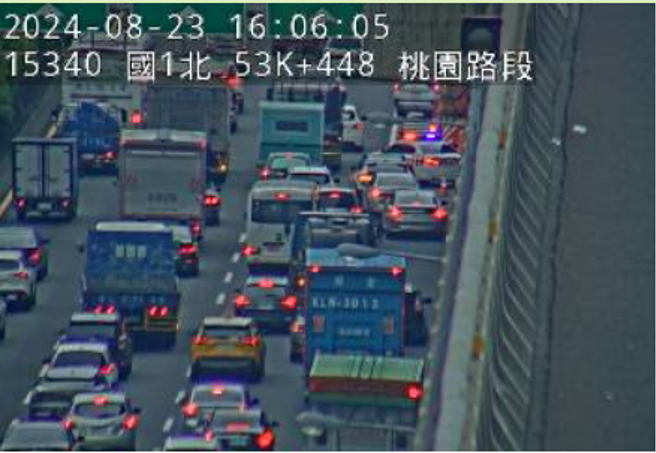 國道一號北上機場系統匝道，貨車自撞翻覆，匝道完全封閉。（翻攝國道1968監視器）