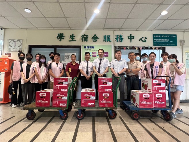 2023年新生入学活动，遭逢颱风侵袭，萧霖学长与暨大武东星校长，带着苹果，到宿舍慰问入住的新生。(照片/国立暨南国际大学提供)