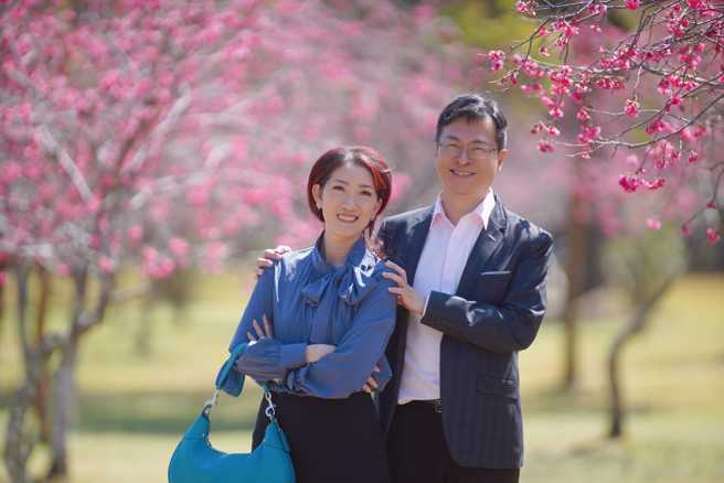 萧霖学务长与在南投中兴高中服务的太太鹣鲽情深，成为他行政、服务、教学最大的动力。(照片/国立暨南国际大学提供)