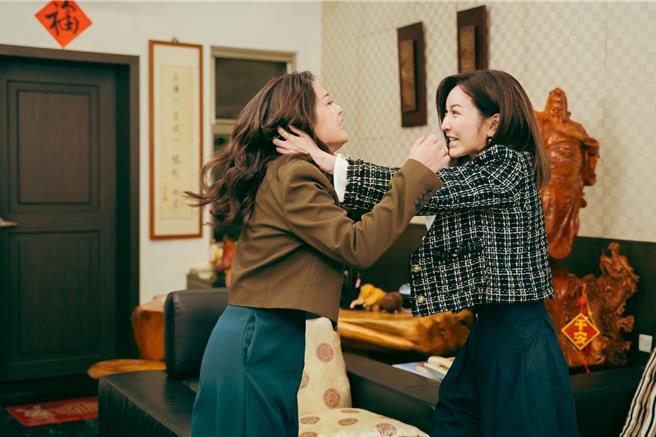 曾莞婷（右）客串演出樂媽，以劇中劇的形式再現了經典的八點檔場景。（公視提供）