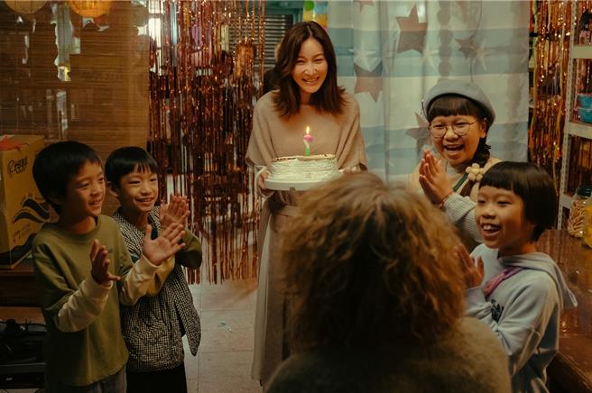 曾莞婷劇中端出蛋糕慶生。（公視提供）