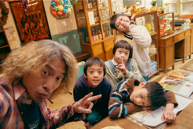 朱頭皮（左）與劇中童星演員合影。（公視提供）