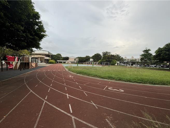 桃园市大园区潮音国小迁校进度严重缓慢，国民党议员徐其万担心进度缓慢，恐造成学校因学生人数眾多，遭总量管制的问题。（廖姮玥摄）