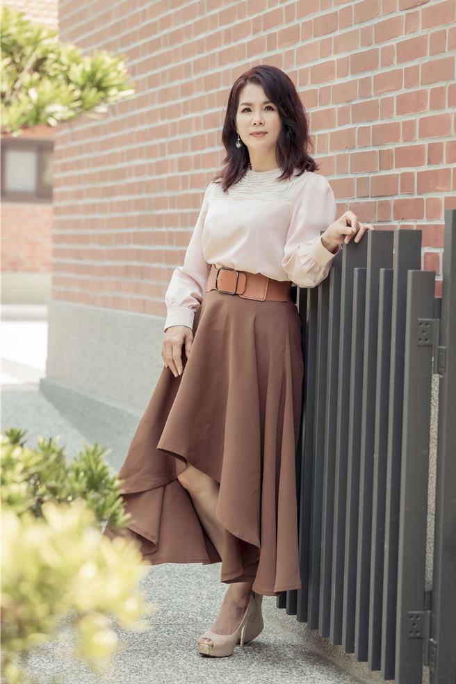 陳美月推出新單曲〈懷念的唐山石〉。（音圓唱片提供）